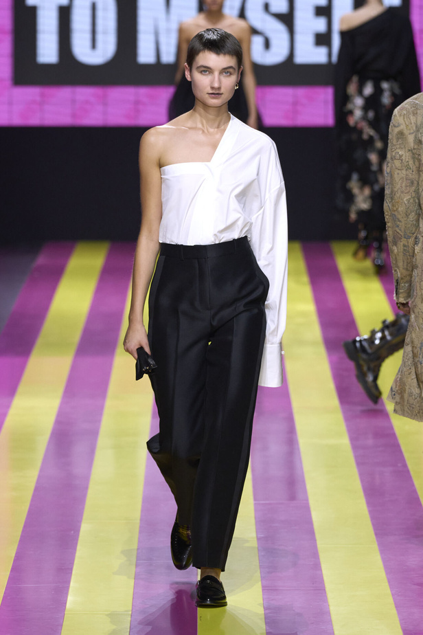 ماريا غراتسيا كيوري تعيدنا الى مبادئ الأنوثة والنسوية في مجموعة Dior لربيع وصيف 2024