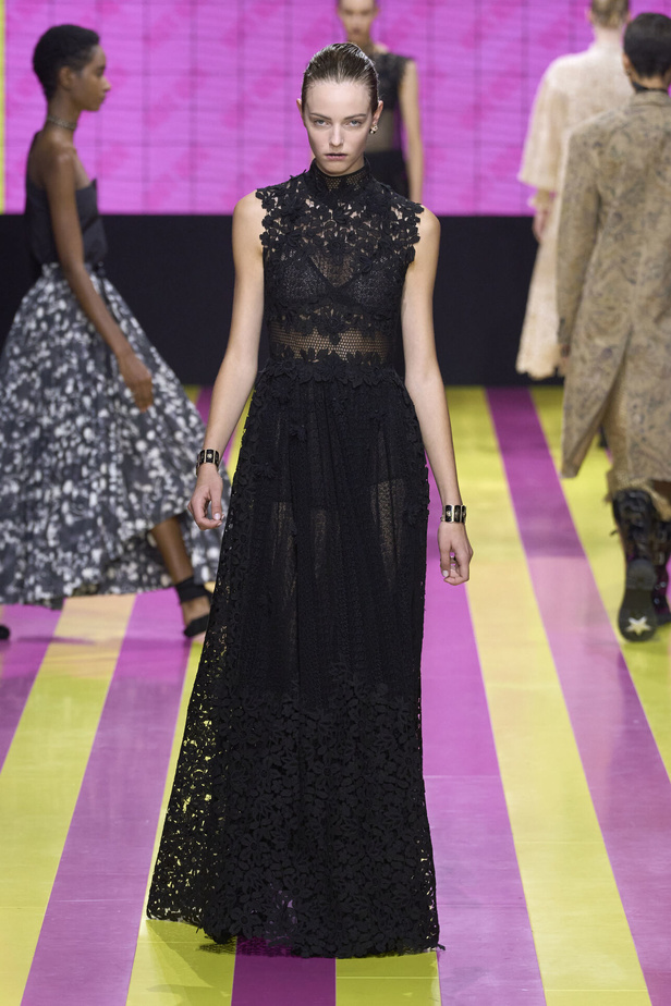 ماريا غراتسيا كيوري تعيدنا الى مبادئ الأنوثة والنسوية في مجموعة Dior لربيع وصيف 2024