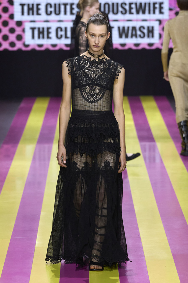 ماريا غراتسيا كيوري تعيدنا الى مبادئ الأنوثة والنسوية في مجموعة Dior لربيع وصيف 2024