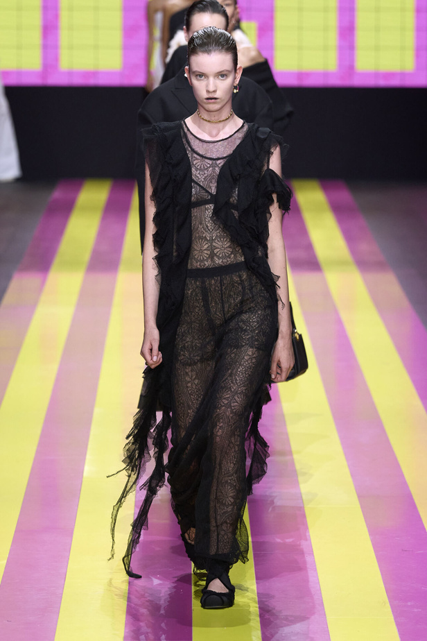 ماريا غراتسيا كيوري تعيدنا الى مبادئ الأنوثة والنسوية في مجموعة Dior لربيع وصيف 2024