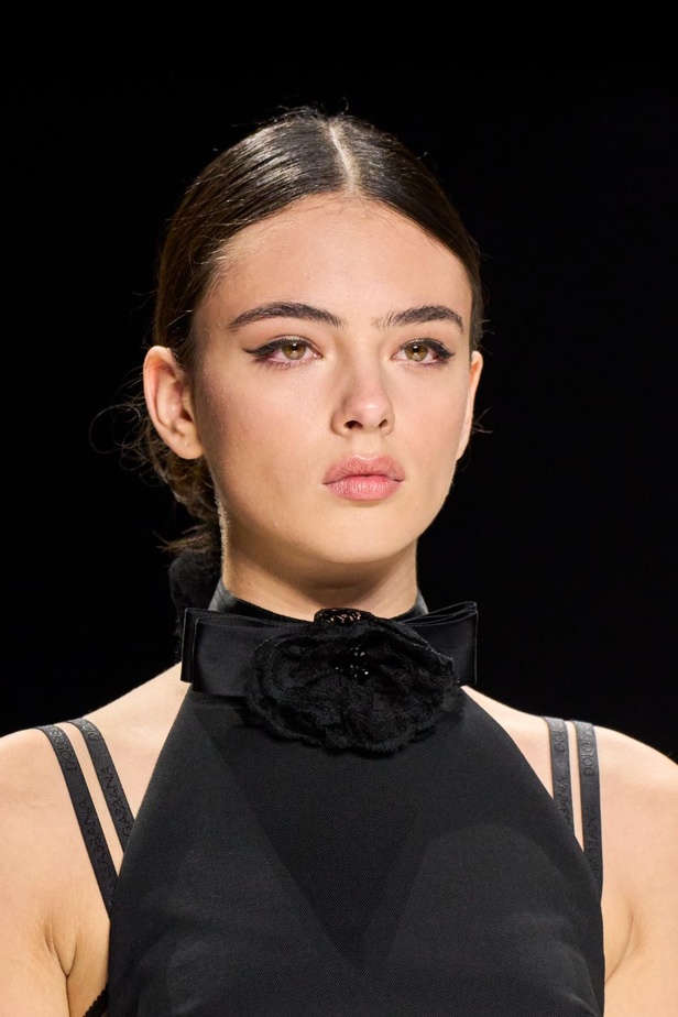 مجموعة دولتشي آند غابانا لربيع وصيف 2024 تكرّم النساء من جميع الأعمار بتصاميم أنثوية ومثيرة