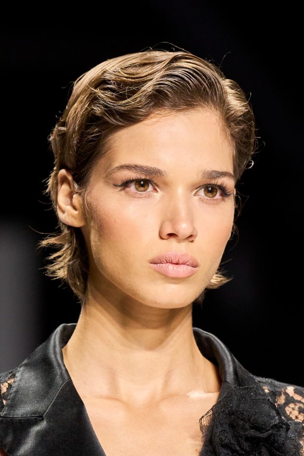 مجموعة دولتشي آند غابانا لربيع وصيف 2024 تكرّم النساء من جميع الأعمار بتصاميم أنثوية ومثيرة