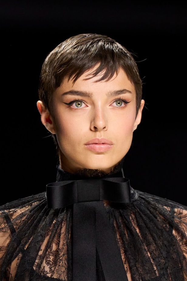 مجموعة دولتشي آند غابانا لربيع وصيف 2024 تكرّم النساء من جميع الأعمار بتصاميم أنثوية ومثيرة