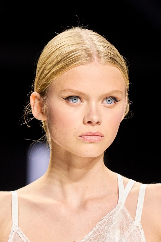 مجموعة دولتشي آند غابانا لربيع وصيف 2024 تكرّم النساء من جميع الأعمار بتصاميم أنثوية ومثيرة