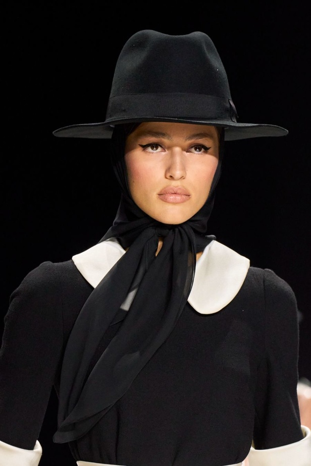 مجموعة دولتشي آند غابانا لربيع وصيف 2024 تكرّم النساء من جميع الأعمار بتصاميم أنثوية ومثيرة