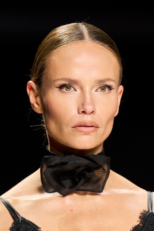 مجموعة دولتشي آند غابانا لربيع وصيف 2024 تكرّم النساء من جميع الأعمار بتصاميم أنثوية ومثيرة