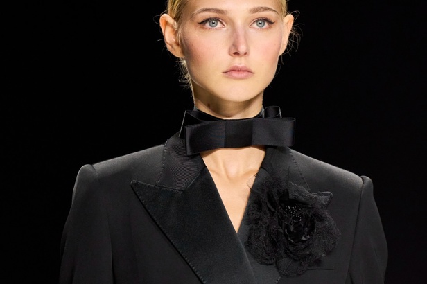 مجموعة دولتشي آند غابانا لربيع وصيف 2024 تكرّم النساء من جميع الأعمار بتصاميم أنثوية ومثيرة