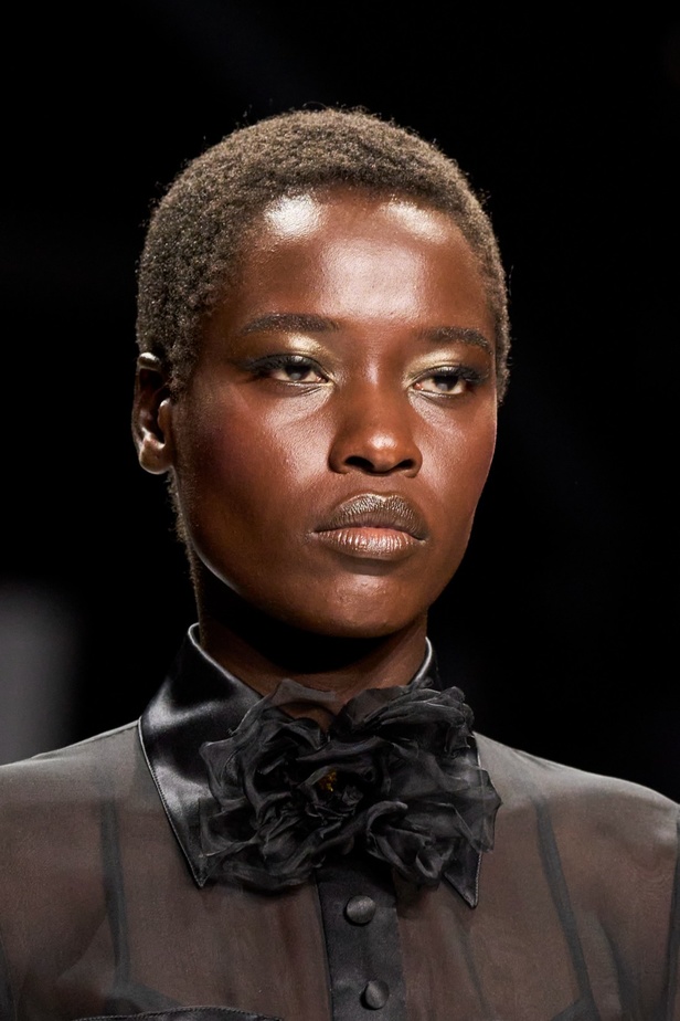 مجموعة دولتشي آند غابانا لربيع وصيف 2024 تكرّم النساء من جميع الأعمار بتصاميم أنثوية ومثيرة