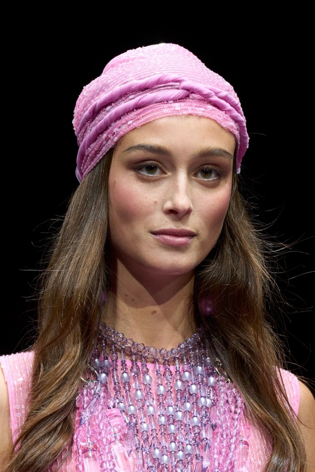 مجموعة Emporio Armani لربيع وصيف 2024 مثالية لعطلات الصيف بألوانها المشرقة وأقمشتها الخفيفة