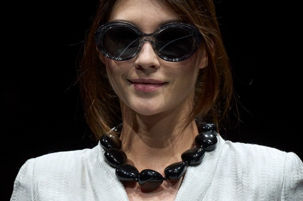 مجموعة Emporio Armani لربيع وصيف 2024 مثالية لعطلات الصيف بألوانها المشرقة وأقمشتها الخفيفة