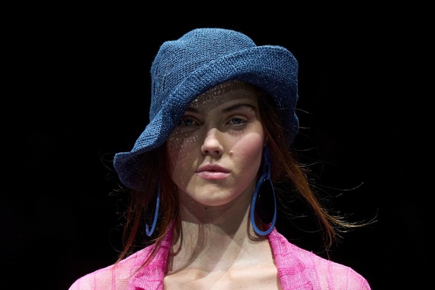 مجموعة Emporio Armani لربيع وصيف 2024 مثالية لعطلات الصيف بألوانها المشرقة وأقمشتها الخفيفة