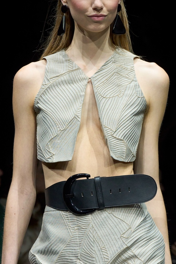 مجموعة Emporio Armani لربيع وصيف 2024 مثالية لعطلات الصيف بألوانها المشرقة وأقمشتها الخفيفة