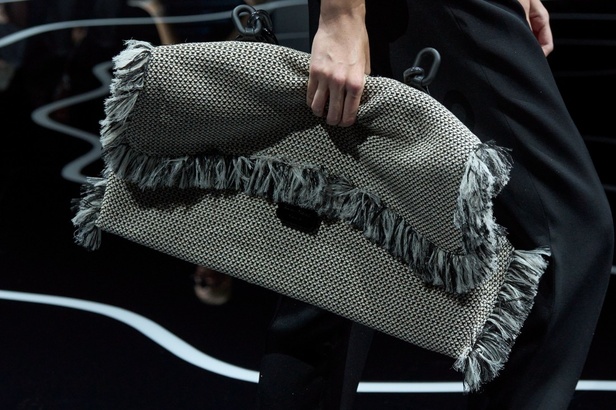 مجموعة Emporio Armani لربيع وصيف 2024 مثالية لعطلات الصيف بألوانها المشرقة وأقمشتها الخفيفة