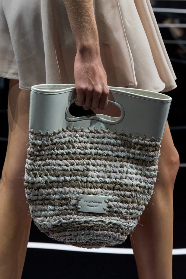 مجموعة Emporio Armani لربيع وصيف 2024 مثالية لعطلات الصيف بألوانها المشرقة وأقمشتها الخفيفة