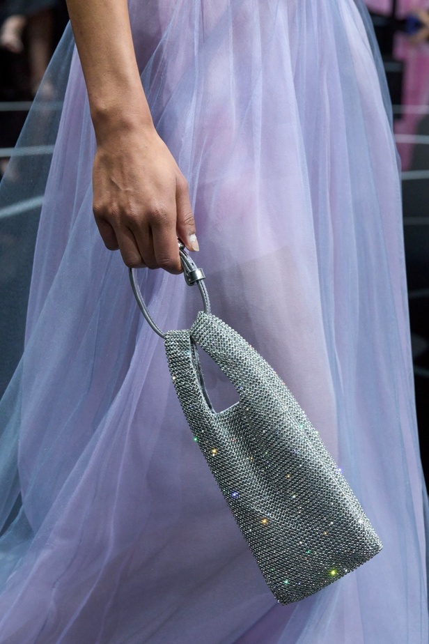 مجموعة Emporio Armani لربيع وصيف 2024 مثالية لعطلات الصيف بألوانها المشرقة وأقمشتها الخفيفة