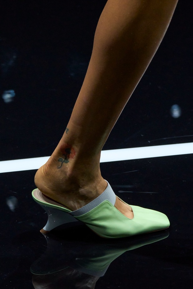 مجموعة Emporio Armani لربيع وصيف 2024 مثالية لعطلات الصيف بألوانها المشرقة وأقمشتها الخفيفة