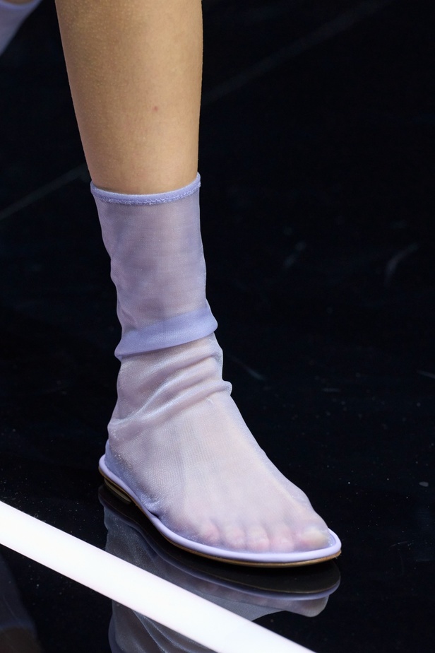 مجموعة Emporio Armani لربيع وصيف 2024 مثالية لعطلات الصيف بألوانها المشرقة وأقمشتها الخفيفة