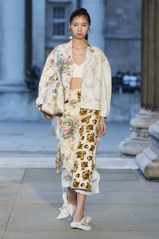 عرض أزياء Erdem لموسم ربيع وصيف 2024