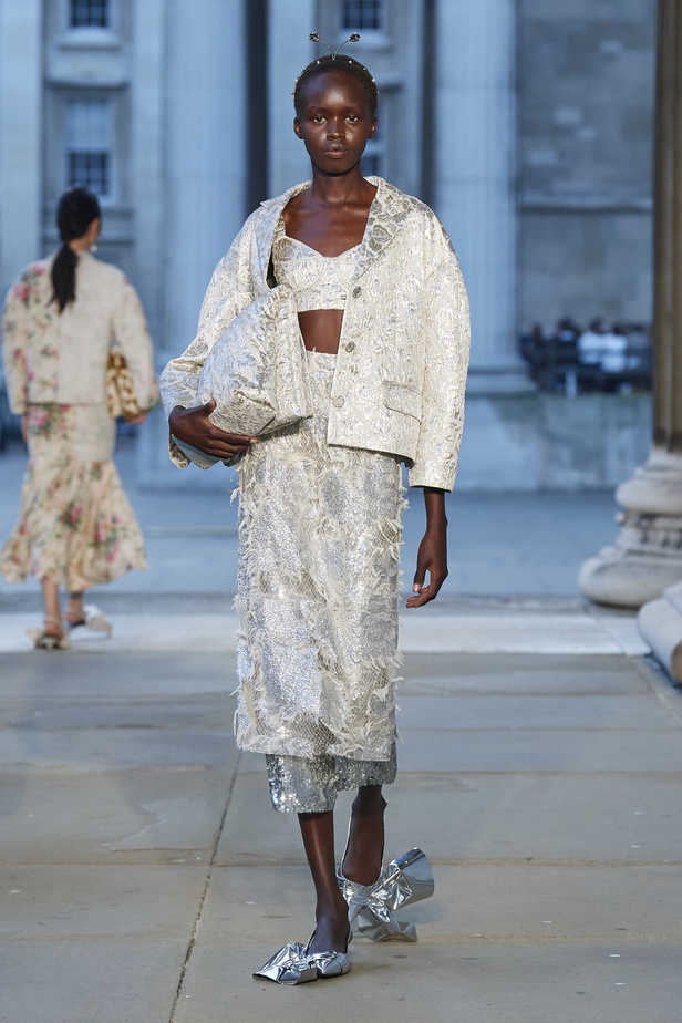 عرض أزياء Erdem لموسم ربيع وصيف 2024