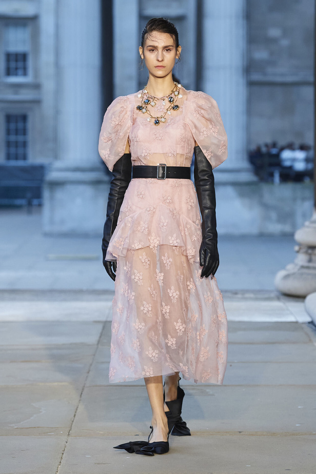 عرض أزياء Erdem لموسم ربيع وصيف 2024