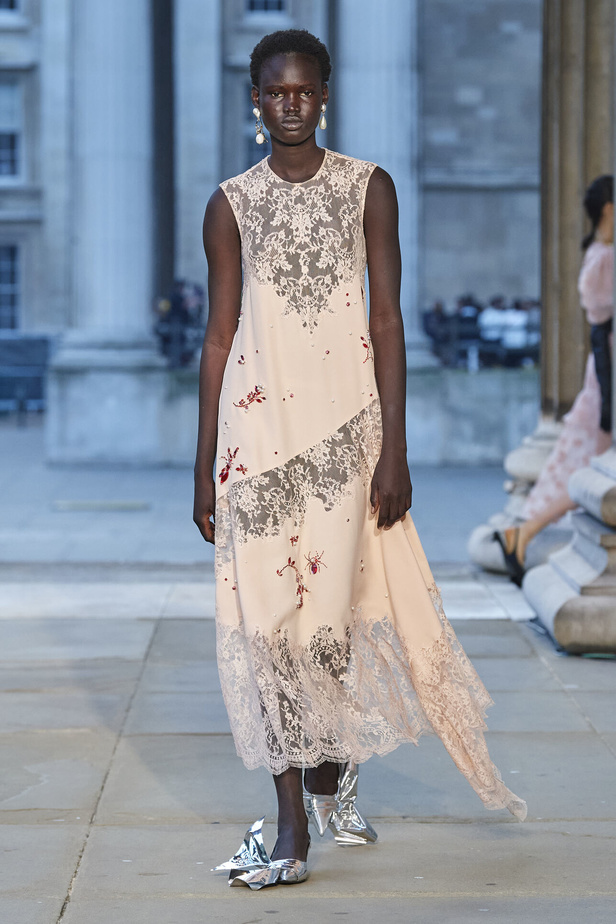 عرض أزياء Erdem لموسم ربيع وصيف 2024