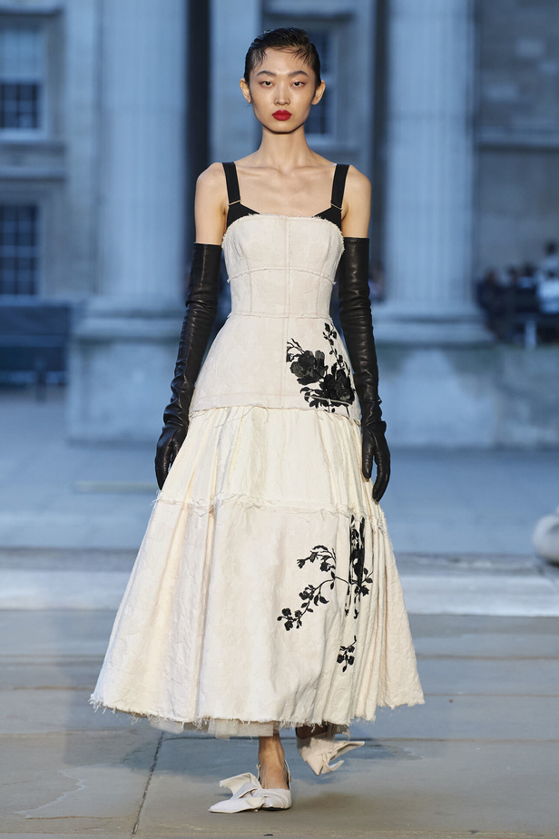 عرض أزياء Erdem لموسم ربيع وصيف 2024