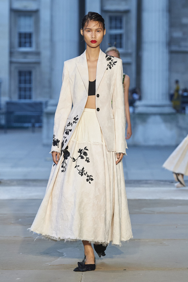 عرض أزياء Erdem لموسم ربيع وصيف 2024