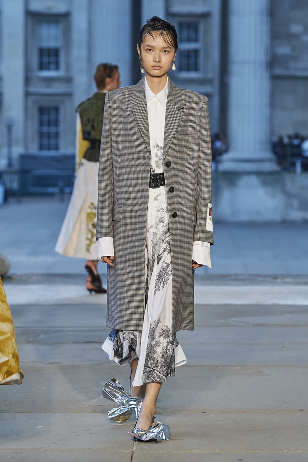 عرض أزياء Erdem لموسم ربيع وصيف 2024