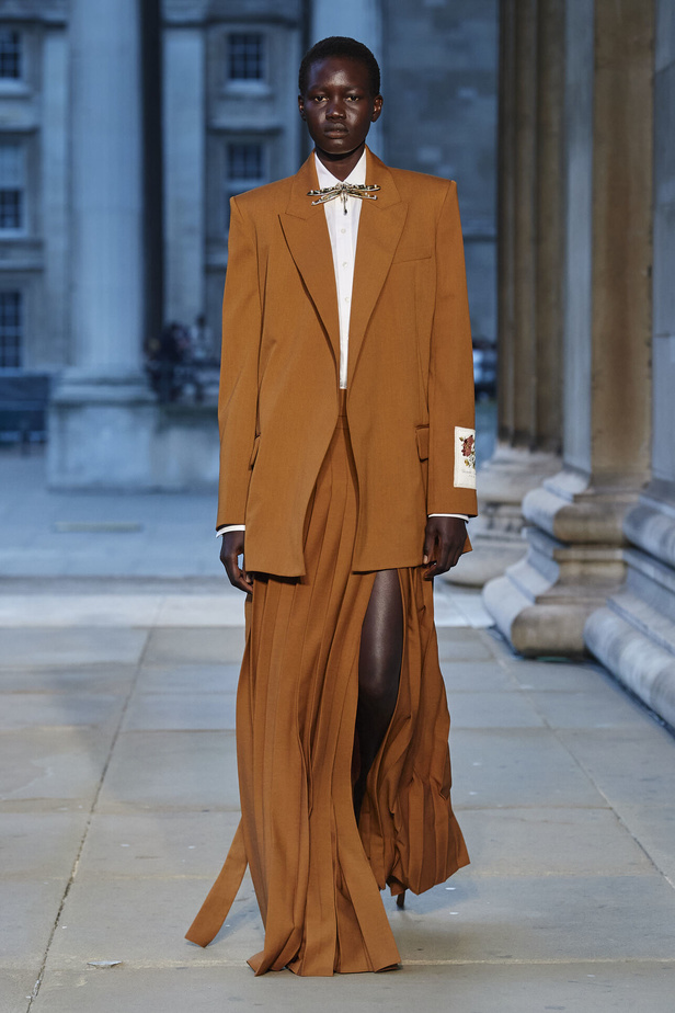 عرض أزياء Erdem لموسم ربيع وصيف 2024