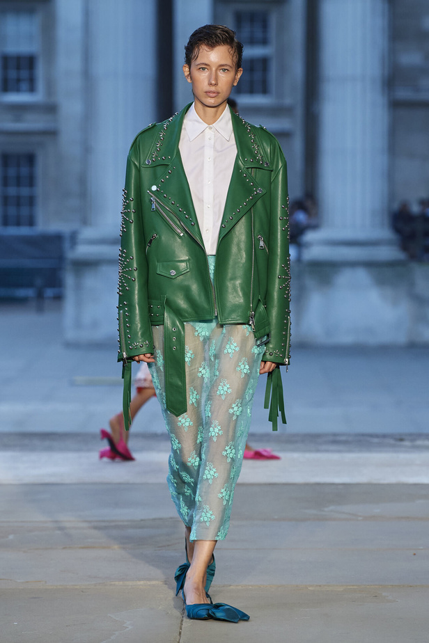 عرض أزياء Erdem لموسم ربيع وصيف 2024