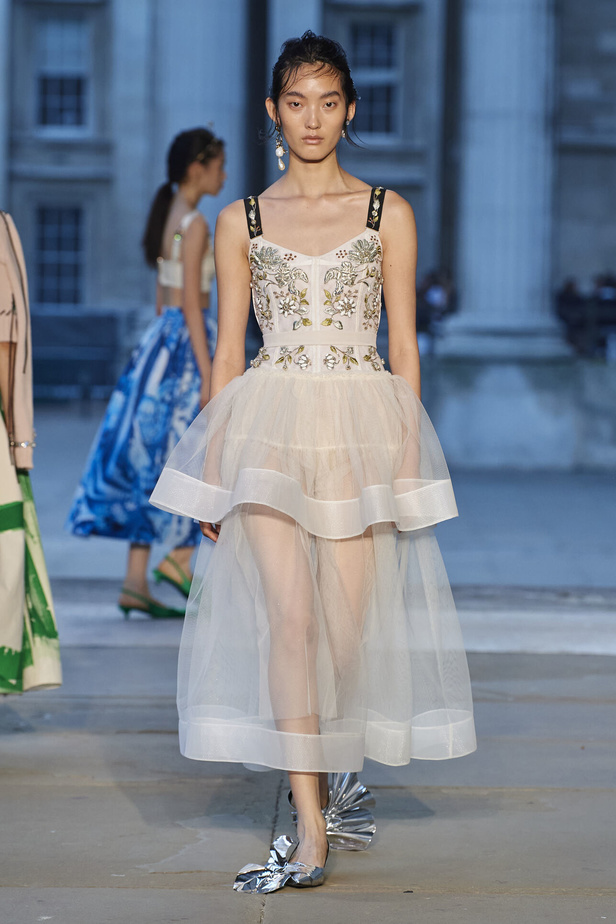 عرض أزياء Erdem لموسم ربيع وصيف 2024