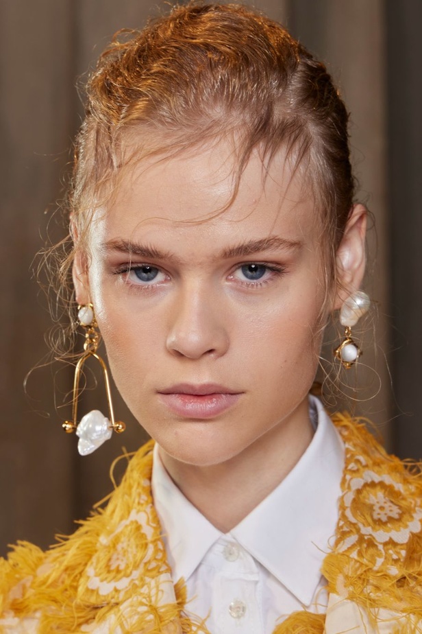 عرض أزياء Erdem لموسم ربيع وصيف 2024.. صيحة النقشات والتفاصيل العصرية والملونة