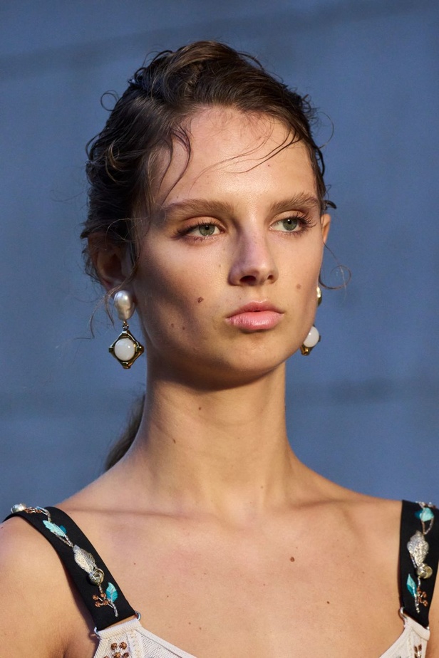 عرض أزياء Erdem لموسم ربيع وصيف 2024.. صيحة النقشات والتفاصيل العصرية والملونة