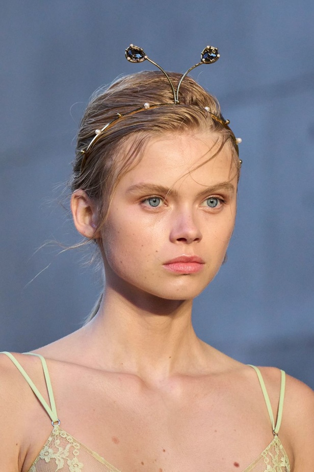 عرض أزياء Erdem لموسم ربيع وصيف 2024.. صيحة النقشات والتفاصيل العصرية والملونة