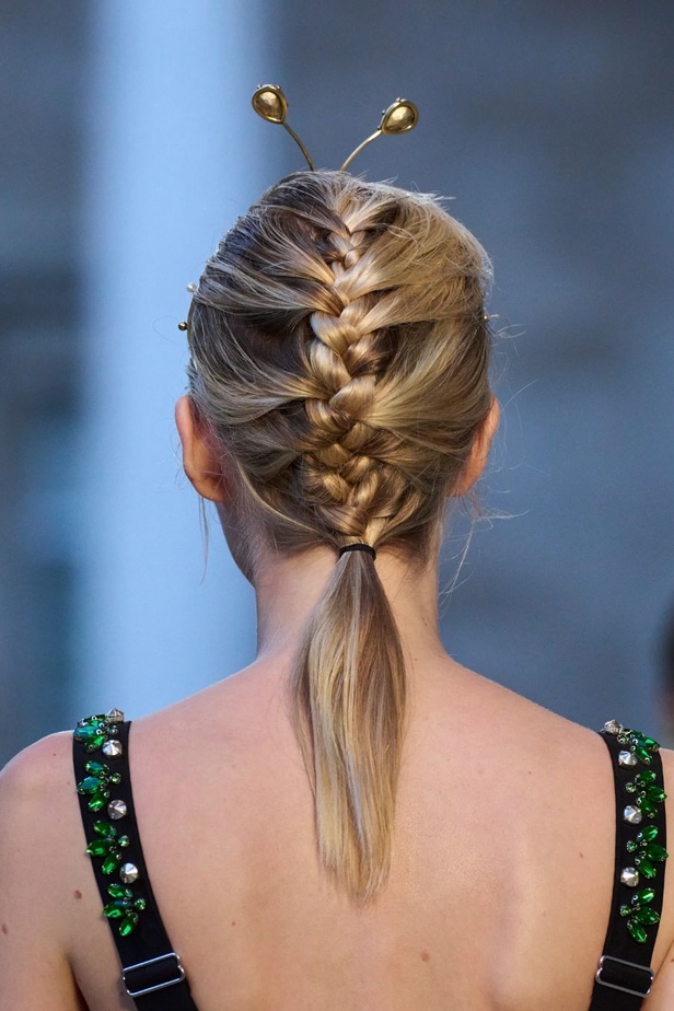 عرض أزياء Erdem لموسم ربيع وصيف 2024.. صيحة النقشات والتفاصيل العصرية والملونة