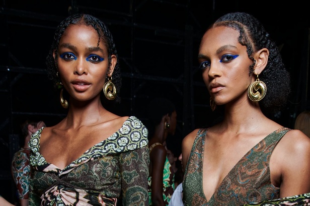 مجموعة Etro لربيع وصيف 2024 تتخطى معايير التصميم التقليدية وتعبّر عن مفاهيم جديدة وخارجة عن المألوف