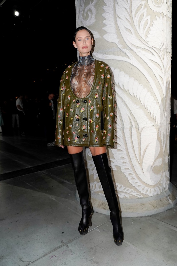 مجموعة Etro لربيع وصيف 2024 تتخطى معايير التصميم التقليدية وتعبّر عن مفاهيم جديدة وخارجة عن المألوف