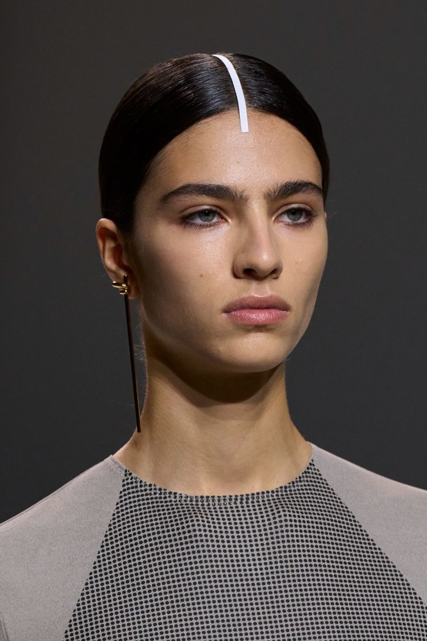 عالم Fendi الساحر يتجسّد في مجموعة ربيع وصيف 2024... تصاميم أنيقة وتلاعب ماهر بالألوان