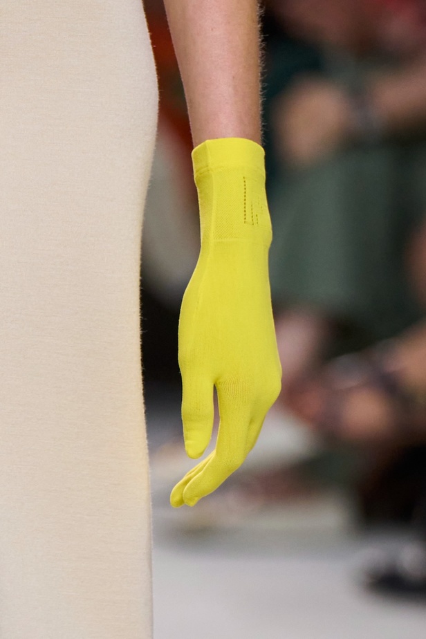 عالم Fendi الساحر يتجسّد في مجموعة ربيع وصيف 2024... تصاميم أنيقة وتلاعب ماهر بالألوان