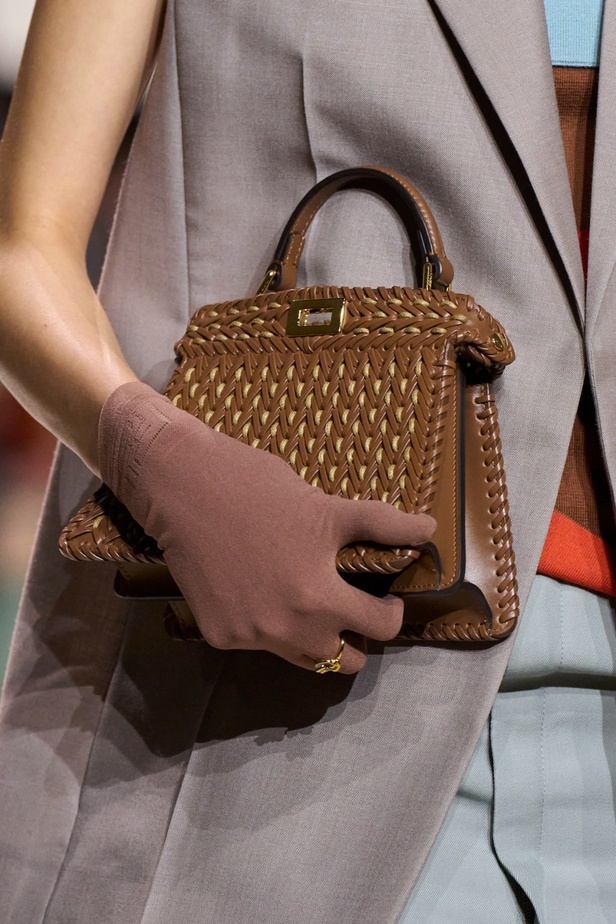 عالم Fendi الساحر يتجسّد في مجموعة ربيع وصيف 2024... تصاميم أنيقة وتلاعب ماهر بالألوان
