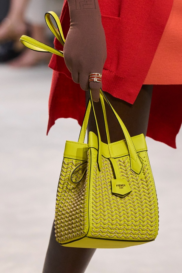 عالم Fendi الساحر يتجسّد في مجموعة ربيع وصيف 2024... تصاميم أنيقة وتلاعب ماهر بالألوان