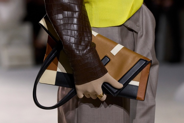 عالم Fendi الساحر يتجسّد في مجموعة ربيع وصيف 2024... تصاميم أنيقة وتلاعب ماهر بالألوان