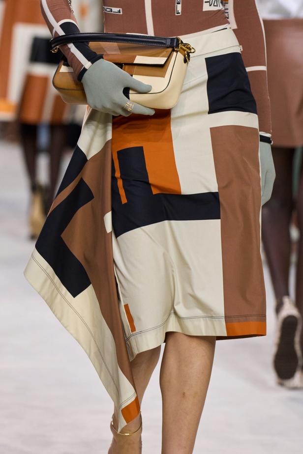 عالم Fendi الساحر يتجسّد في مجموعة ربيع وصيف 2024... تصاميم أنيقة وتلاعب ماهر بالألوان
