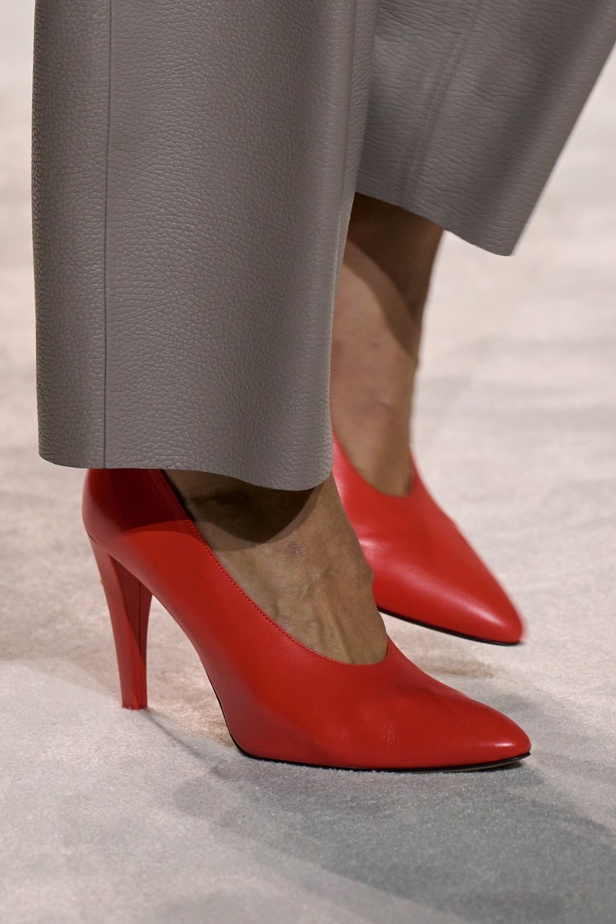 عالم Fendi الساحر يتجسّد في مجموعة ربيع وصيف 2024... تصاميم أنيقة وتلاعب ماهر بالألوان