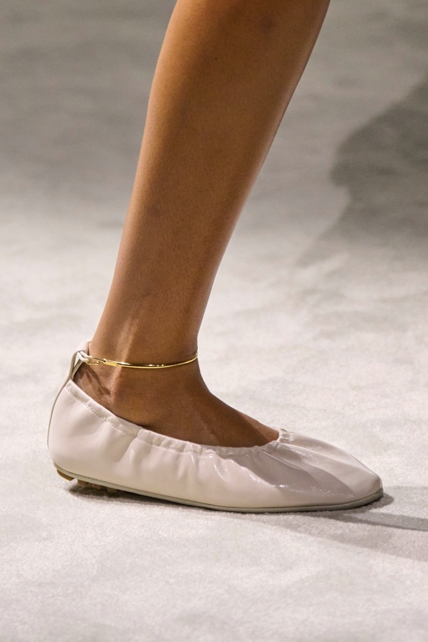 عالم Fendi الساحر يتجسّد في مجموعة ربيع وصيف 2024... تصاميم أنيقة وتلاعب ماهر بالألوان