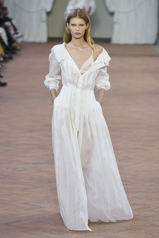 Alberta Ferretti تقدّم مجموعتها في ميلان بعنوان: الفستان الأبيض المثالي