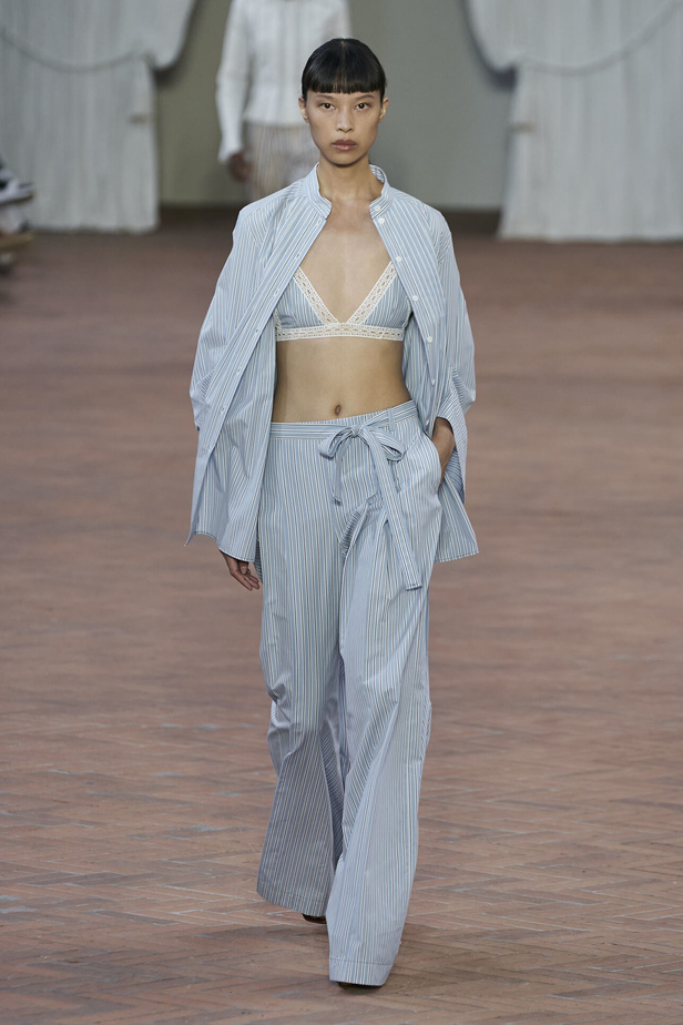 Alberta Ferretti تقدّم مجموعتها في ميلان بعنوان: الفستان الأبيض المثالي