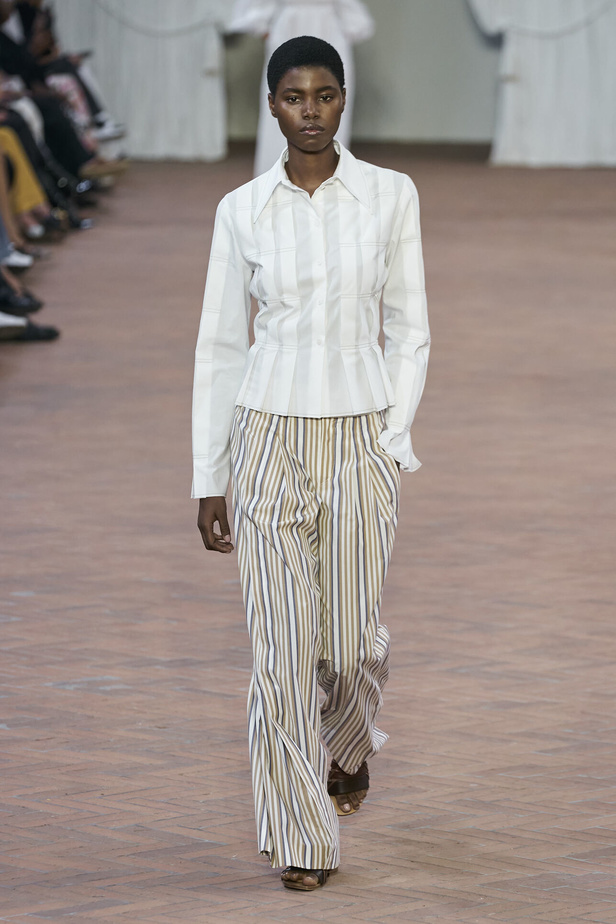 Alberta Ferretti تقدّم مجموعتها في ميلان بعنوان: الفستان الأبيض المثالي