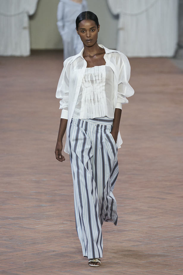 Alberta Ferretti تقدّم مجموعتها في ميلان بعنوان: الفستان الأبيض المثالي