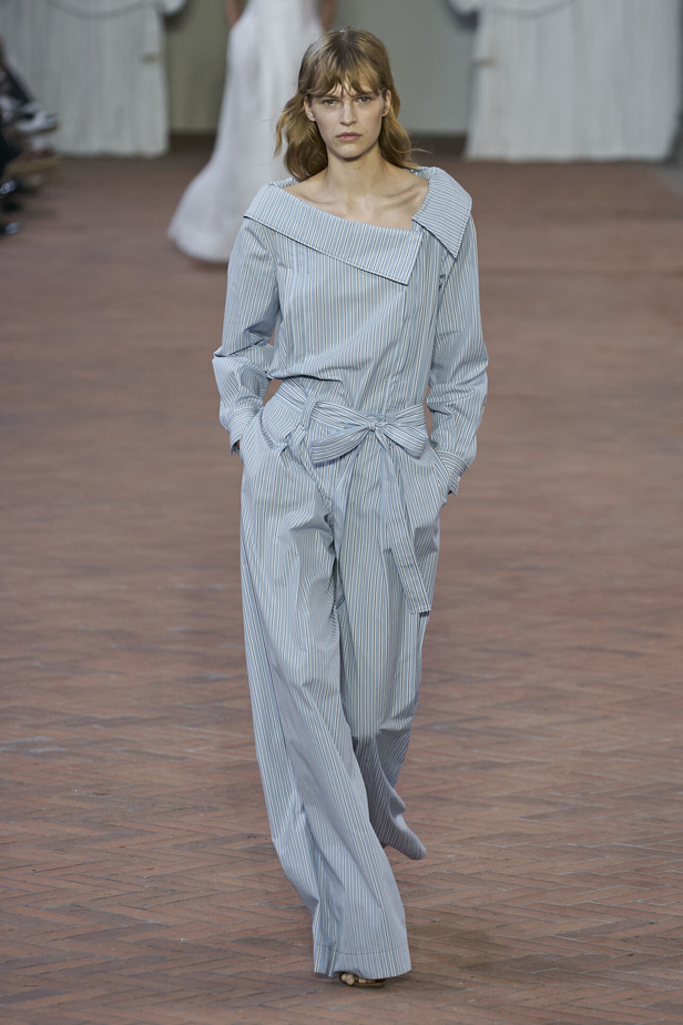 Alberta Ferretti تقدّم مجموعتها في ميلان بعنوان: الفستان الأبيض المثالي